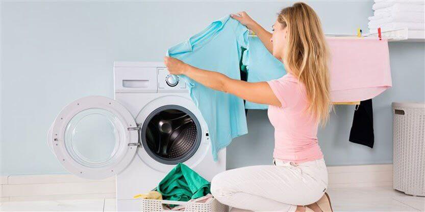 صاف کردن لباس به وسیله یک پارچه مرطوب دیگر در خشک کن لباسشویی