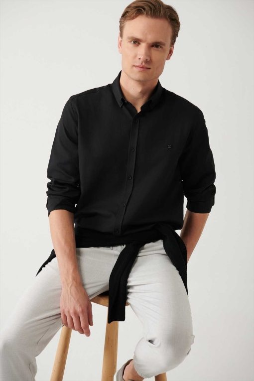 پیراهن برش دکمه‎دار پنبه ای یقه استاندارد راحت مشکی مردانه برند Avva کد 1703601188